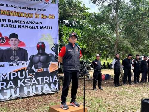 HUT RI ke-80, Satria Baju Hitam Gelar Team Building di Pantai