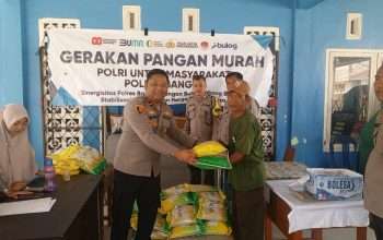 Caption: Kapolsek Bakam Ipda Harun saat melayani warga di Pasar murah Polsek Bakam.Kamis 25/9, Ist