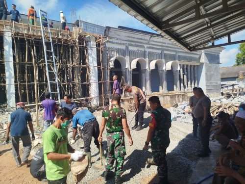 Sambut HUT TNI ke-80, TNI–Polri dan Warga Puding Besar Kompak Renovasi Masjid