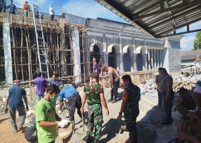 Sambut HUT TNI ke-80, TNI–Polri dan Warga Puding Besar Kompak Renovasi Masjid