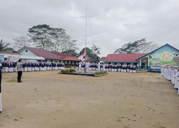 PJU Polres Bangka Kompak Jadi Irup di Sekolah, Ingatkan Pelajar soal Hoaks dan Tawuran
