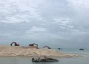 PT Timah Turunkan Tiga Ekskavator Perdalam Muara Air Katung,