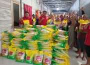 DPC PDI-P Bangka Bersama Yayasan Rudy Centre Bagikan 1,2 Ton Beras ke Warga Rambak