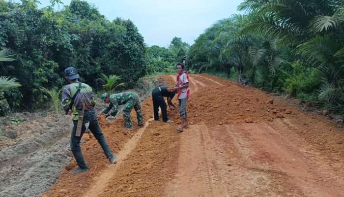 Satgas TMMD Ke-127, Bersama Warga Bersihkan Akses Jalan Desa Penutuk