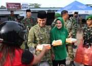 Ramadan Penuh Berkah, Korem 045/Gaya dan Persit Bagi-bagi Takjil di Simpang Air Itam 