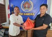 Solidaritas Ramadan, PWI Bangka Bagikan Sembako untuk Wartawan