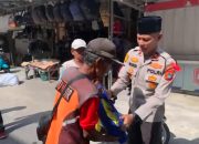 Sentuhan Ramadan Polsek Mentok, Petugas Parkir Pasar Dapat Bantuan Sosial