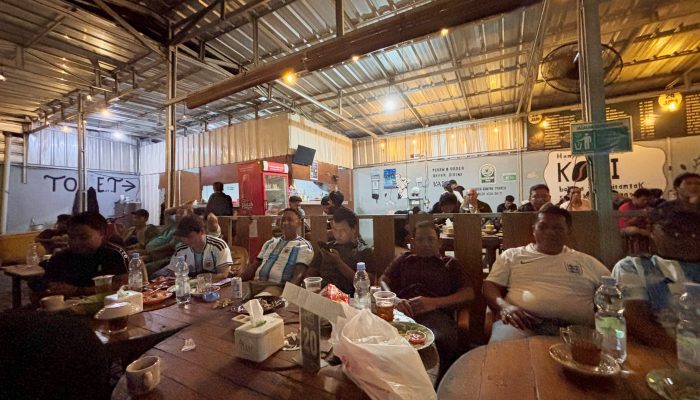Lanal Babel Manfaatkan Nobar Piala Dunia untuk Perkuat Sinergi dengan Warga Pesisir