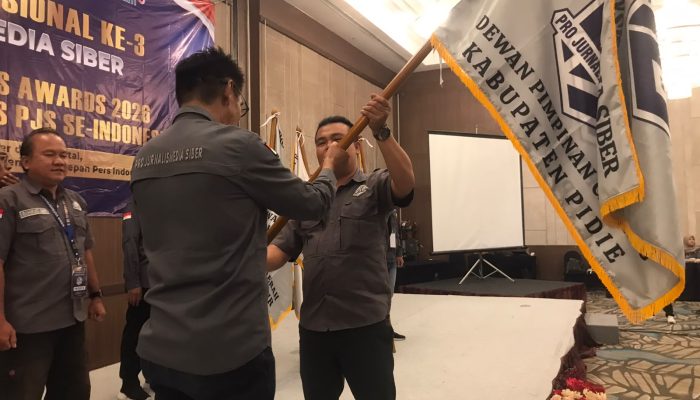 Terima Pataka dari Ketum PJS, Bojes Irawan: Siap Besarkan Organisasi di Bangka