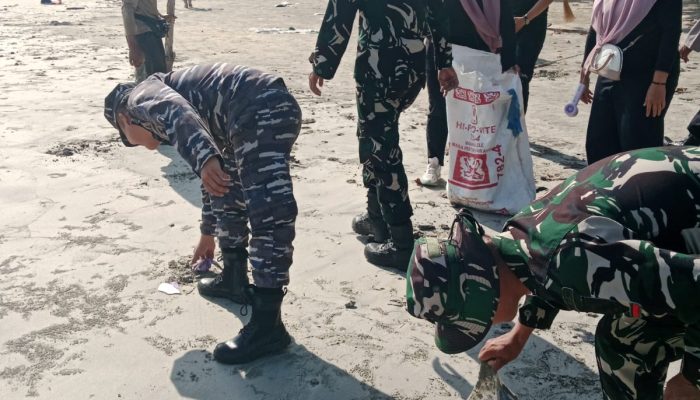 Sinergi TNI Jaga Kelestarian Pesisir, Lanal Babel Ikut Aksi Bersih Pantai di Pantai Bio