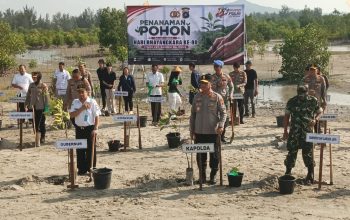 Kapolda Pimpin Reklamasi Pantai Tanjung Ratu