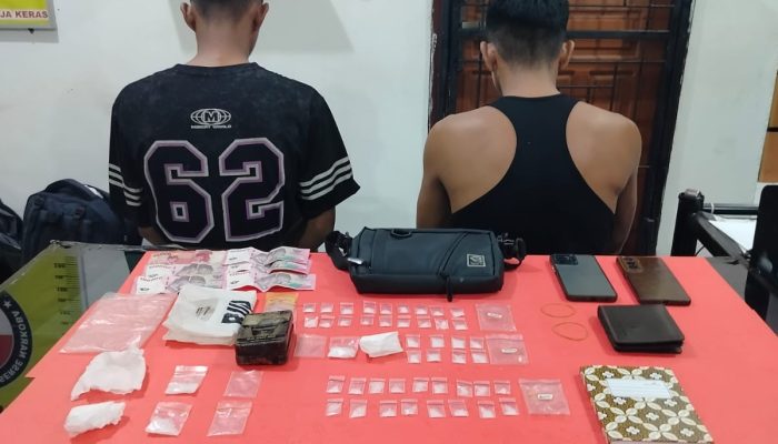 Tim Hantu Gerebek Kontrakan di Tempilang, 45 Paket Diduga Sabu Disita