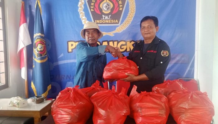 HUT RI ke-81, PWI Bangka Bagikan ‘Sembako Kemerdekaan’ untuk Wartawan