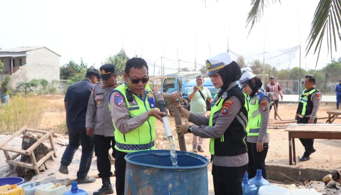 Polres Bangka dan PDAM Tirta Bangka Salurkan Air Bersih untuk Warga,