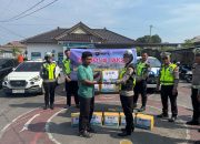 HUT Lalu Lintas, Satlantas Bagikan Bansos untuk Warga
