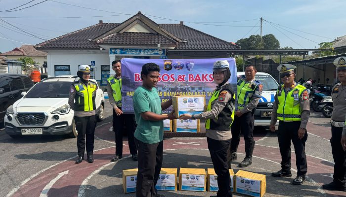 HUT Lalu Lintas, Satlantas Bagikan Bansos untuk Warga