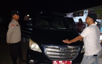 Respons Cepat Layanan 110, Polsek Bakam Bantu Pengendara Mobil Mogok di Jalan