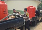 Polsek Pemali Salurkan Air Bersih Dengan Warga Sempan