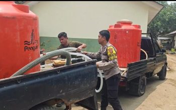 Polsek Pemali Salurkan Air Bersih Dengan Warga Sempan