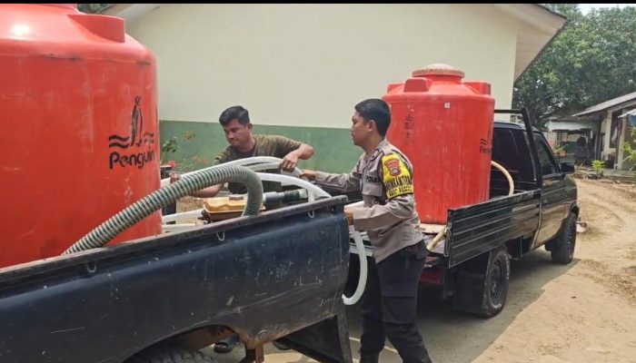 Polsek Pemali Salurkan Air Bersih Dengan Warga Sempan