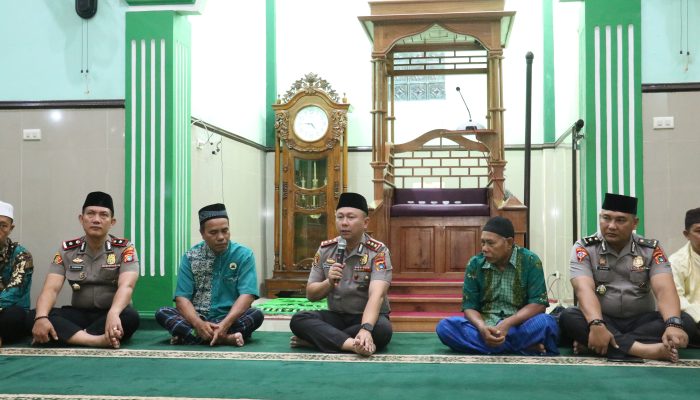 Salat Subuh Bareng Warga, Kapolres Belitung Sosialisasikan Layanan Polisi 110